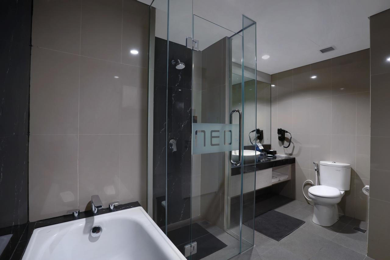 Hotel Neo+ Kebayoran Джакарта Экстерьер фото