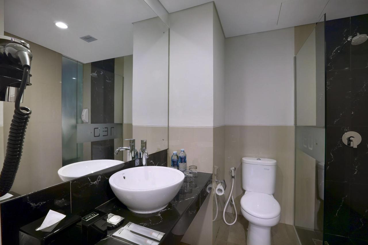Hotel Neo+ Kebayoran Джакарта Экстерьер фото